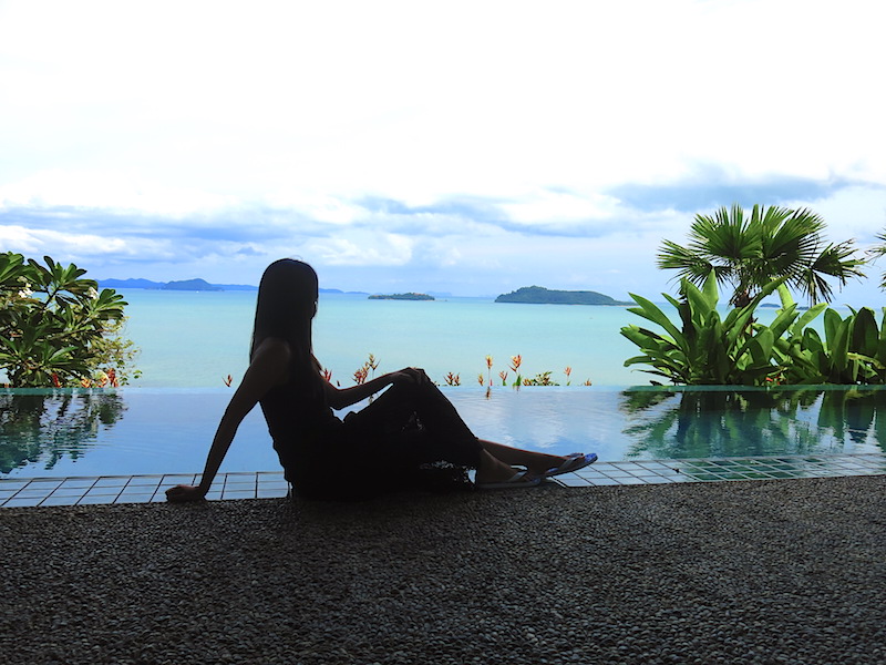 Raevian posing by the pool