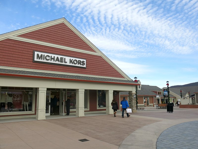 Woodbury Common Premium Outlets Review! - EatandTravelWithUs