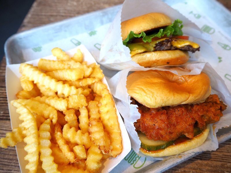 Woodbury Common Premium Outlets Review! EatandTravelWithUs